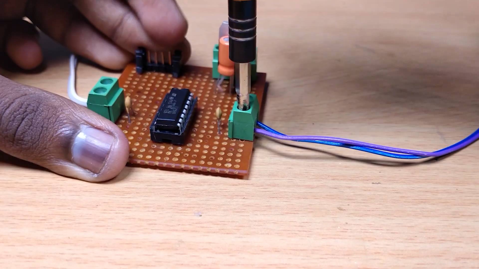 How To Make An H-Bridge Motor Driver Circuit Using L293D IC | DIY
